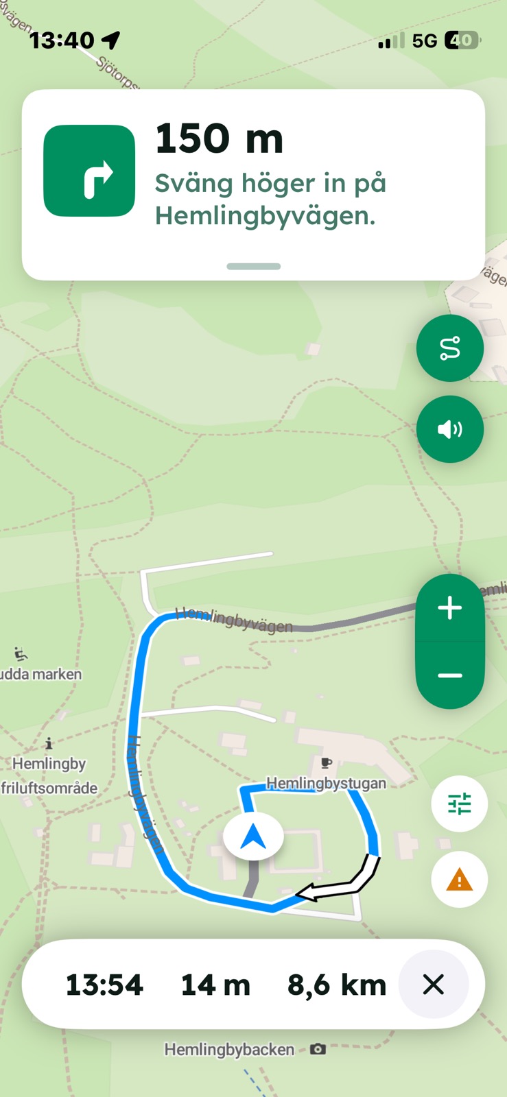 Rutt med svänganvisningar · Navigering i Hemlingby, med nästa sväng och rutten på kartan.